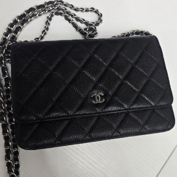 Chanel Black Quilted Crossbody Bag - Picture 3 of 8